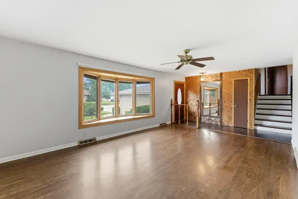 565 Eletson DR, Crystal Lake, IL 60014