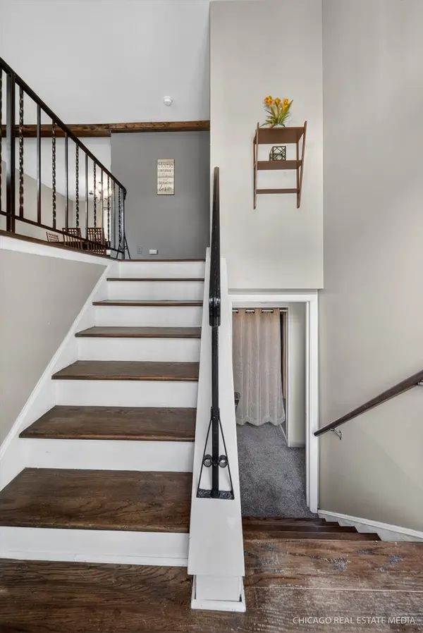 101 W Melody LN, Woodstock, IL 60098