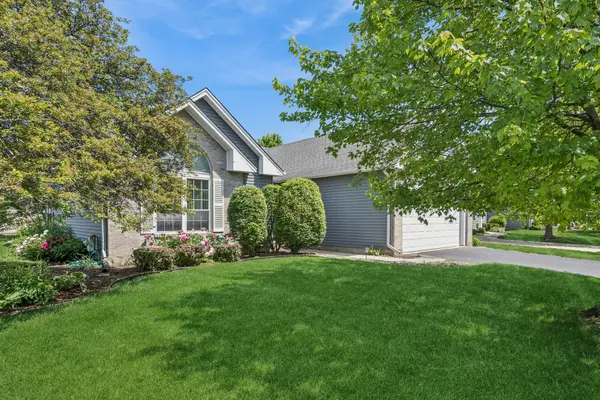 217 Meadowview LN, Aurora, IL 60502