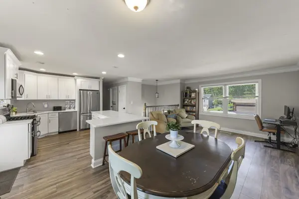 3005 Scenicwood LN, Woodridge, IL 60517