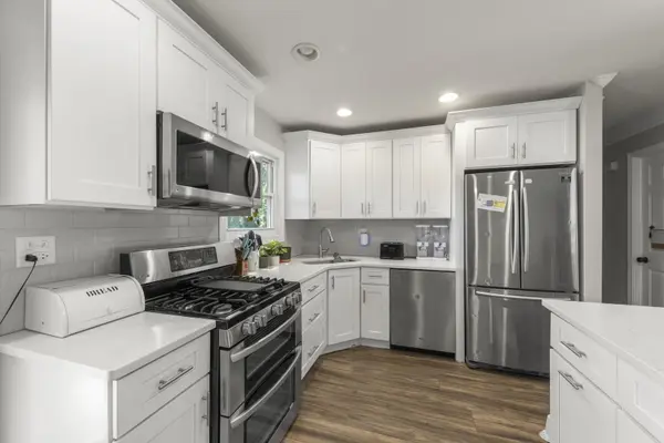 3005 Scenicwood LN, Woodridge, IL 60517