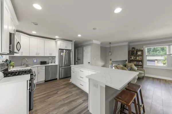 3005 Scenicwood LN, Woodridge, IL 60517