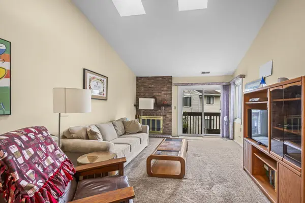213 Winding Oak LN, Buffalo Grove, IL 60089