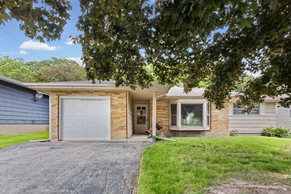 626 Greenbriar LN, Lindenhurst, IL 60046