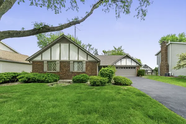 2445 Coach And Surrey LN, Aurora, IL 60506