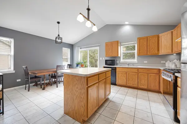 1014 Edinburgh CT, Joliet, IL 60431
