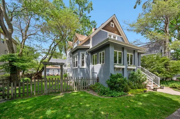 219 Catalpa PL, Wilmette, IL 60091