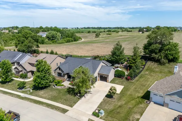 6234 Whispering Hill CT, Bettendorf, IA 52722