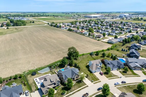 6234 Whispering Hill CT, Bettendorf, IA 52722