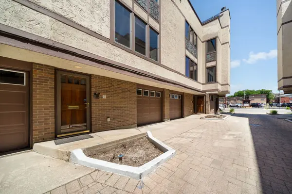 425 S Oak Park AVE #C, Oak Park, IL 60302