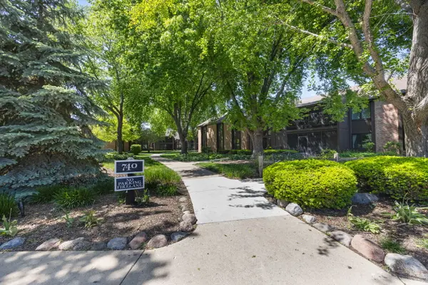 740 Saint Andrews LN #4, Crystal Lake, IL 60014