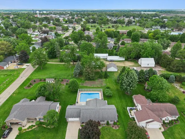 813 Pleasant Hill DR, De Witt, IA 52742