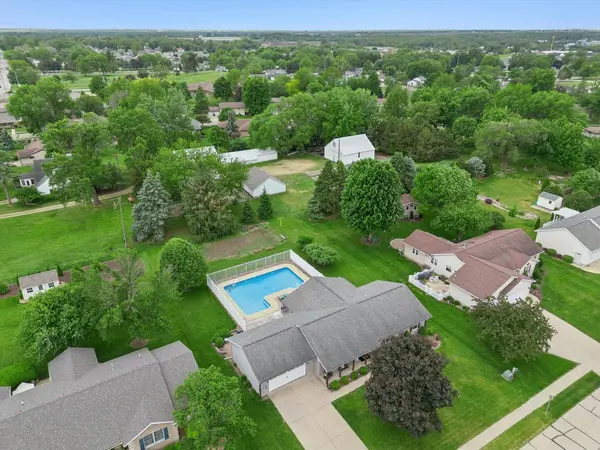 813 Pleasant Hill DR, De Witt, IA 52742