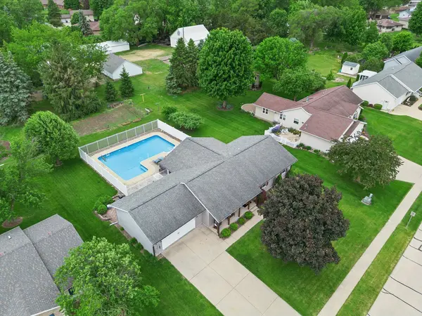 813 Pleasant Hill DR, De Witt, IA 52742