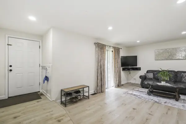 2130 Country Club DR #2130, Woodridge, IL 60517