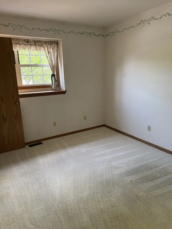 223 Williamsburg CT, Montgomery, IL 60538