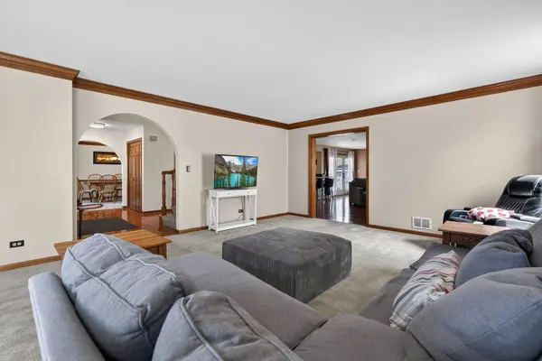 1659 Brittany LN, Hoffman Estates, IL 60192