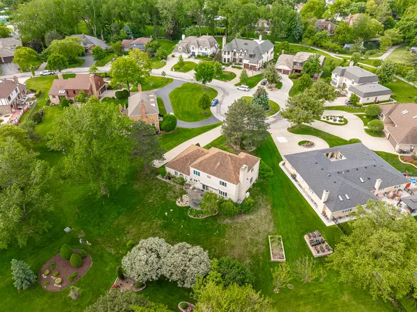306 Woodview CT, Oak Brook, IL 60523