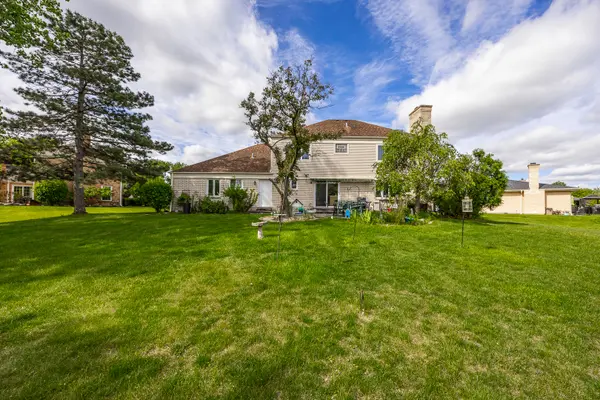 306 Woodview CT, Oak Brook, IL 60523
