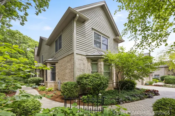 1028 Crestwood CIR, St. Charles, IL 60175