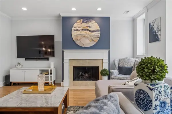 920 W Barry AVE #4, Chicago, IL 60657