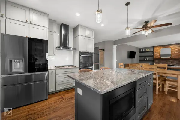 2 Marshall Ash CT, Bolingbrook, IL 60490
