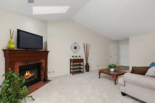 2838 Meadow LN #W2, Schaumburg, IL 60193