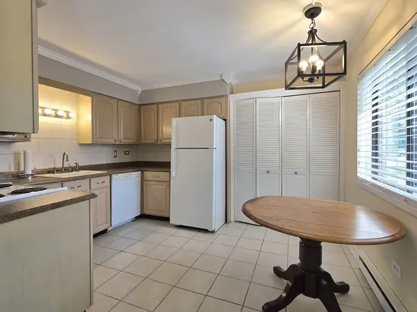 7325 W Tiffany DR #1B, Orland Park, IL 60462