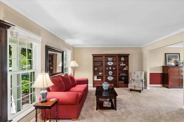 634 Hillcrest DR, Libertyville, IL 60048