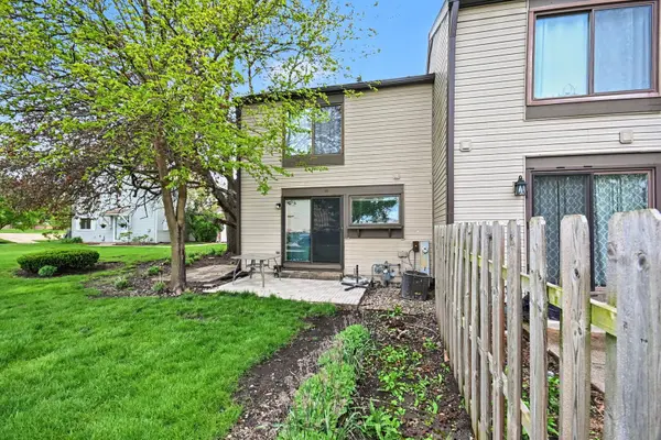 554 Alton CT, Carol Stream, IL 60188