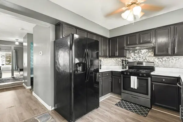 554 Alton CT, Carol Stream, IL 60188