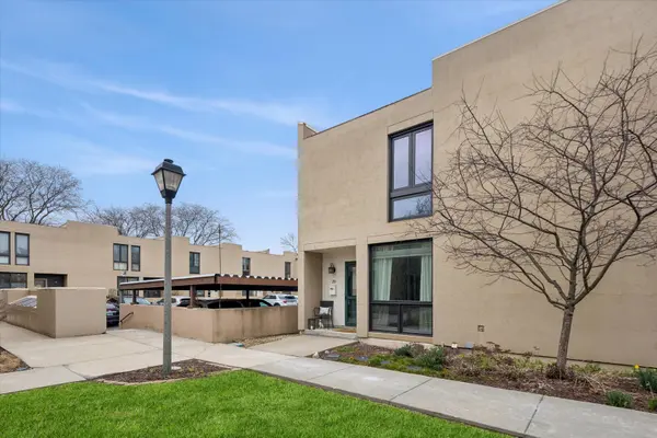 20 Oak Tree CT #20, Elmhurst, IL 60126