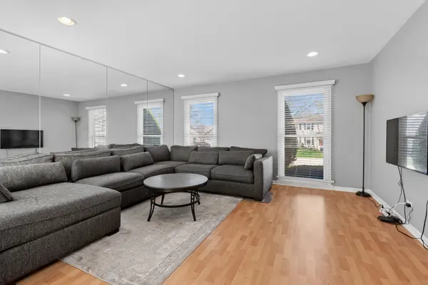 917 Shambliss LN, Buffalo Grove, IL 60089