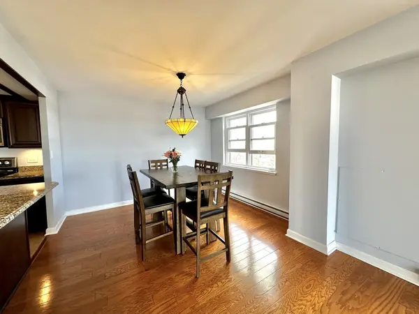 141 N La Grange RD #702, La Grange, IL 60525