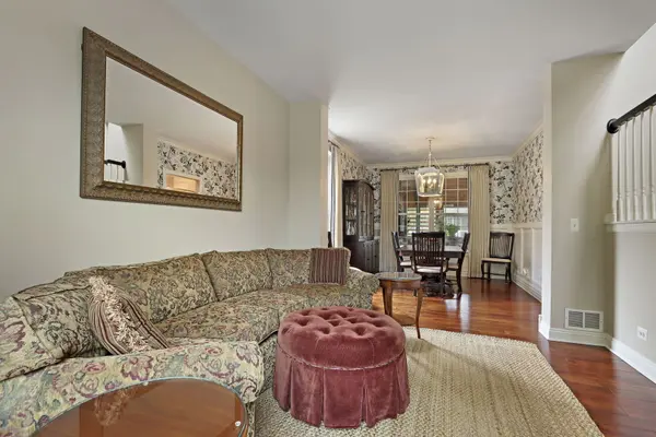 350 Kestrel LN, Lindenhurst, IL 60046