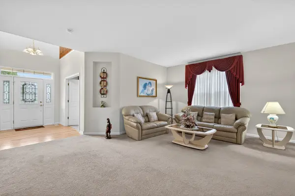 326 Copper Springs LN, Elgin, IL 60124