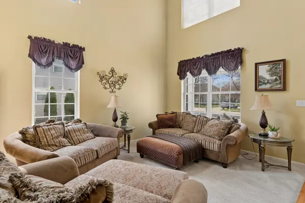 241 Ashcroft LN, Oswego, IL 60543