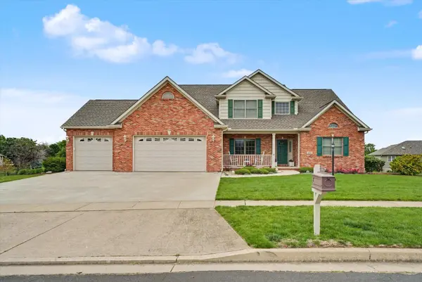 1402 Alydar DR, Mahomet, IL 61853