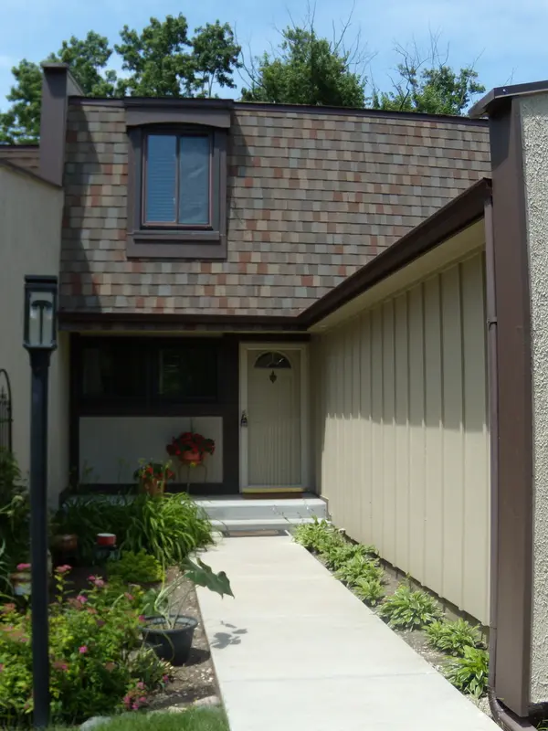 53 Briarwood SQ, Indian Head Park, IL 60525