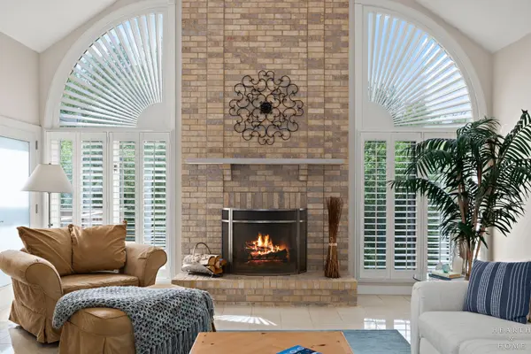 32 Rosewood DR, Hawthorn Woods, IL 60047