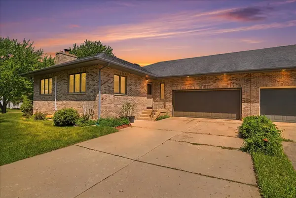 300 Old Mill LN, Hampshire, IL 60140