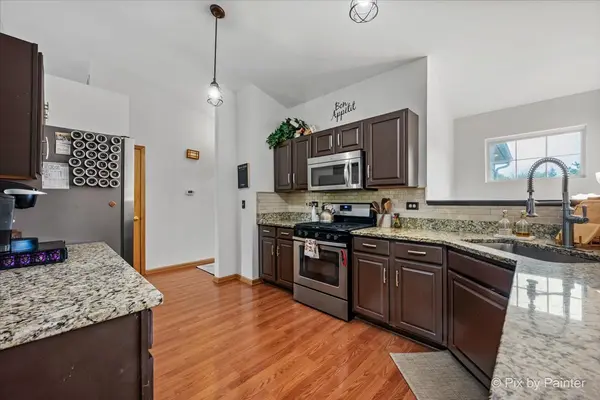 290 Nicole DR #E, South Elgin, IL 60177