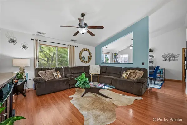 290 Nicole DR #E, South Elgin, IL 60177