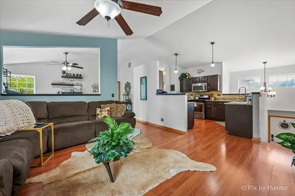 290 Nicole DR #E, South Elgin, IL 60177