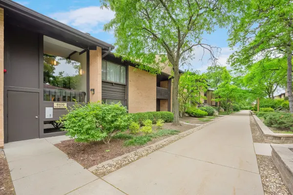 6109 Knoll Wood RD #102, Willowbrook, IL 60527