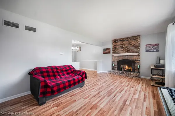 28W516 Leverenz RD, Naperville, IL 60564