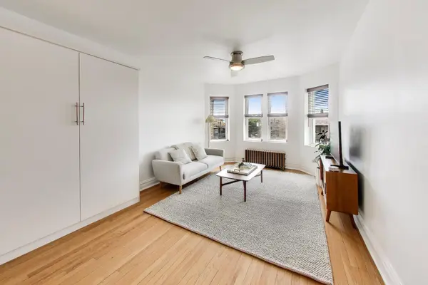 2837 1/2 N N Sawyer AVE #3E, Chicago, IL 60618