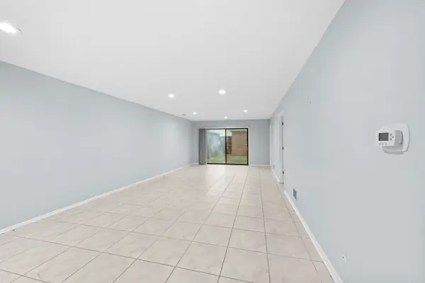 628 Calais CIR, Highland Park, IL 60035