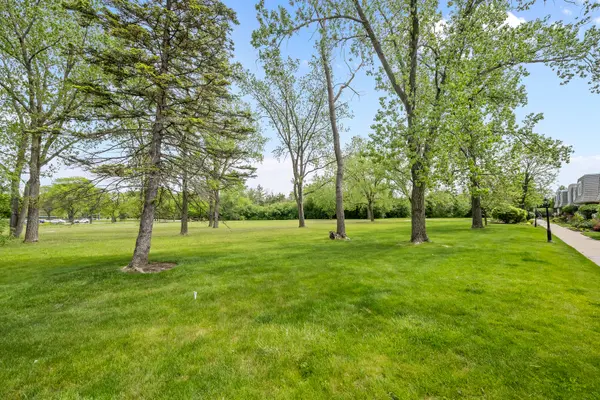 628 Calais CIR, Highland Park, IL 60035