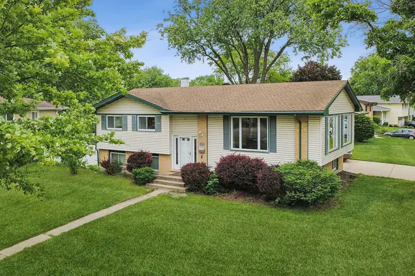 900 Arthur DR,  Lombard,  IL 60148